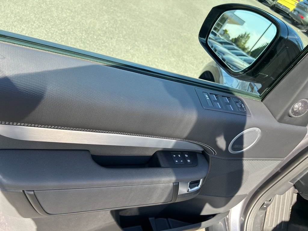New 2025 Land Rover Discovery Dynamic SE image 11