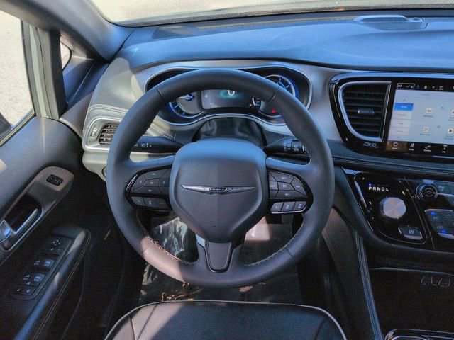 Used 2023 Chrysler Pacifica Limited w/ Uconnect Theater Family Group image 18