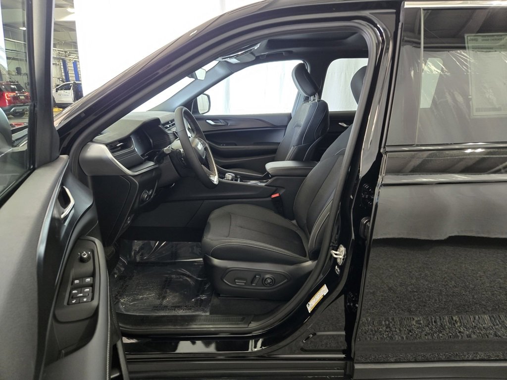 New 2025 Jeep Grand Cherokee L Laredo w/ Luxury Tech Group I image 12