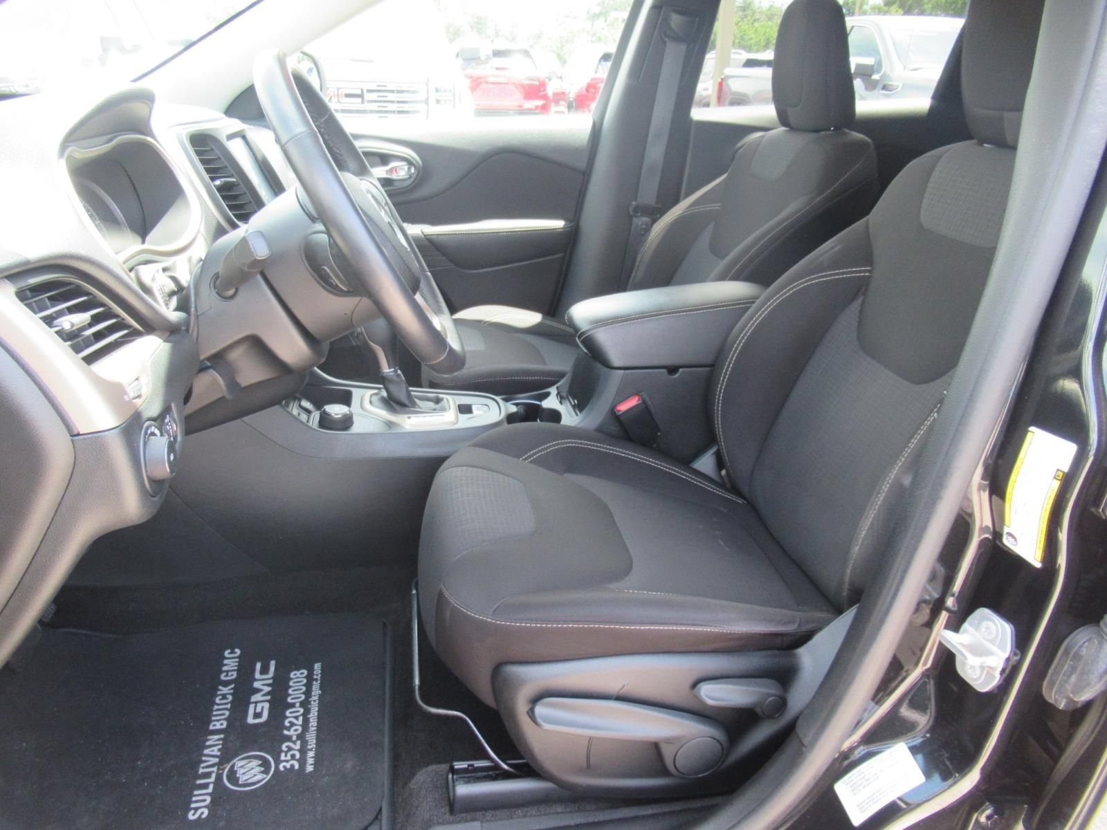 Used 2015 Jeep Cherokee Latitude w/ Cold Weather Group AWD/4WD image 18