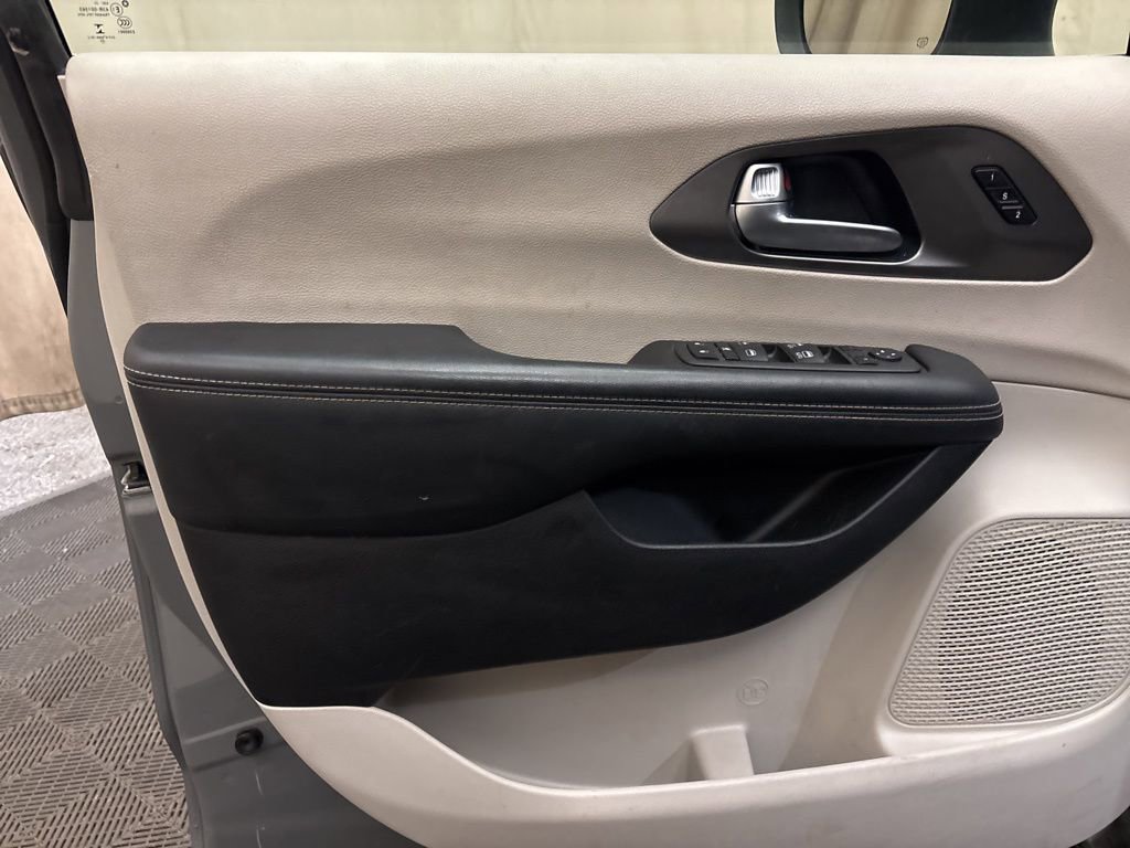 Used 2023 Chrysler Pacifica Touring-L image 10