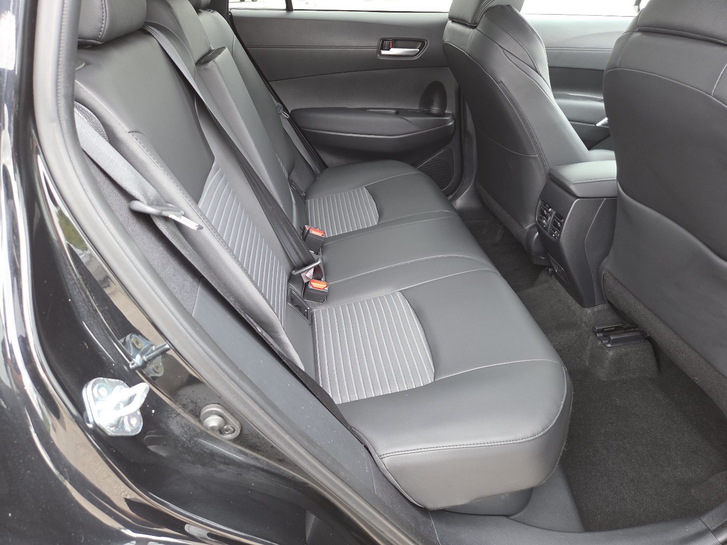 Used 2024 Toyota Corolla Cross AWD Hybrid w/ Convenience Package image 24