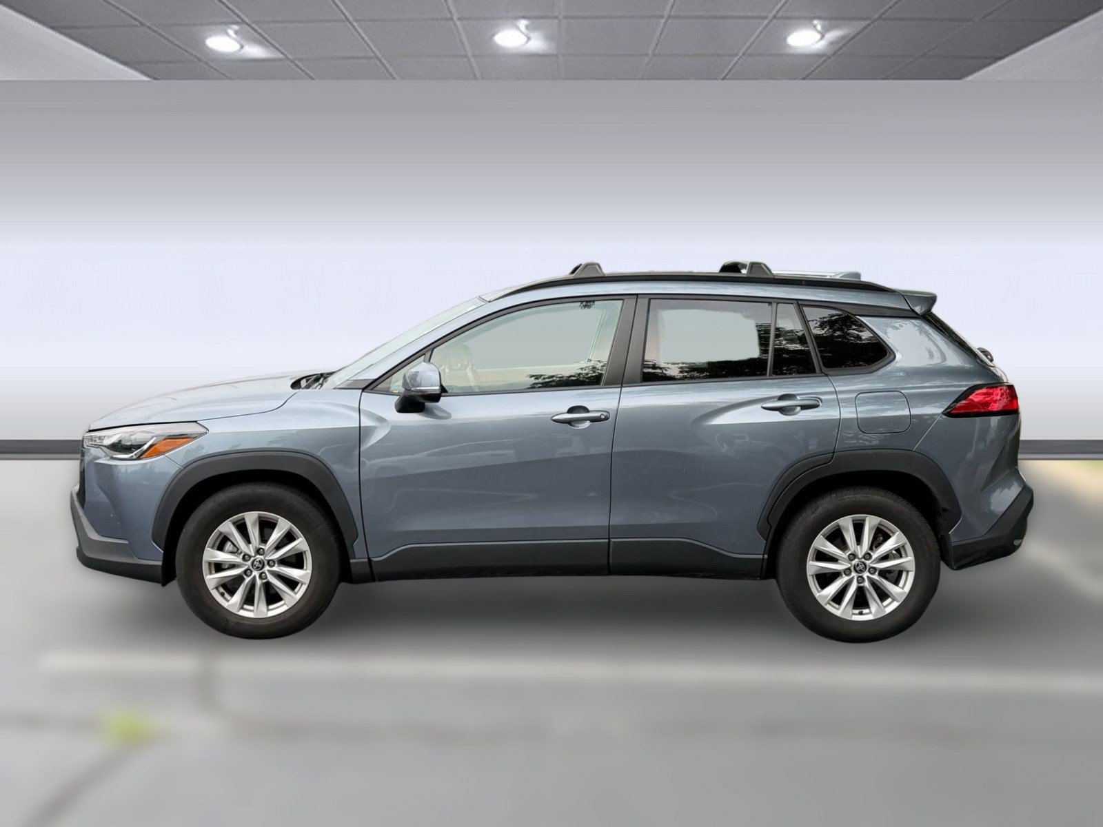 Used 2022 Toyota Corolla Cross LE w/ Moonroof Package AWD/4WD image 2
