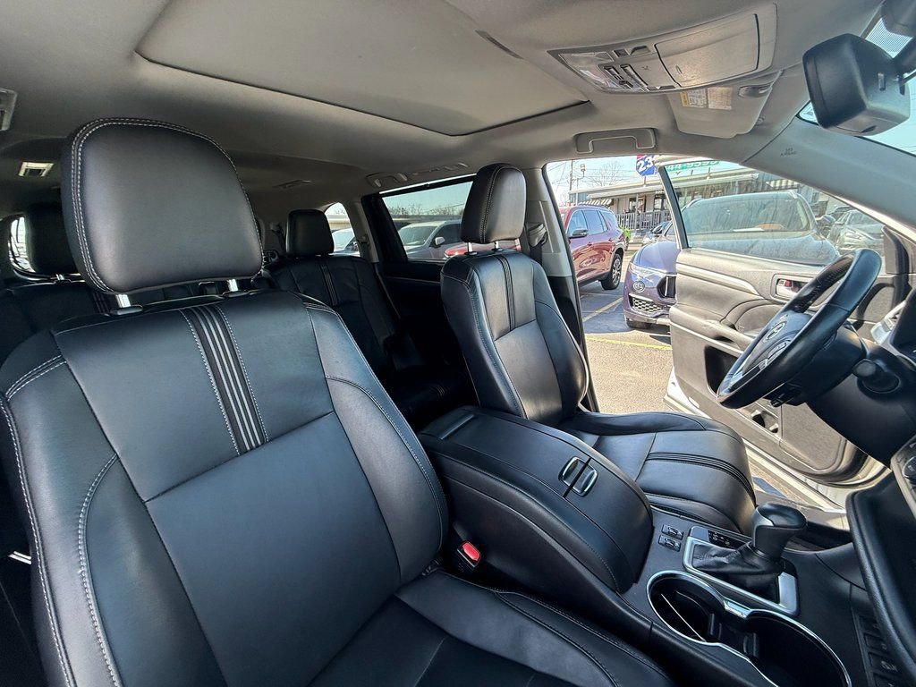Used 2017 Toyota Highlander SE image 24
