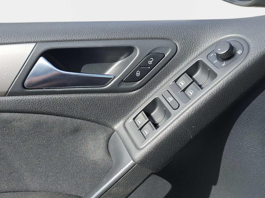 Used 2013 Volkswagen Golf 4-Door FWD image 22