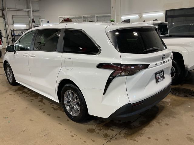 Used 2024 Toyota Sienna LE image 4