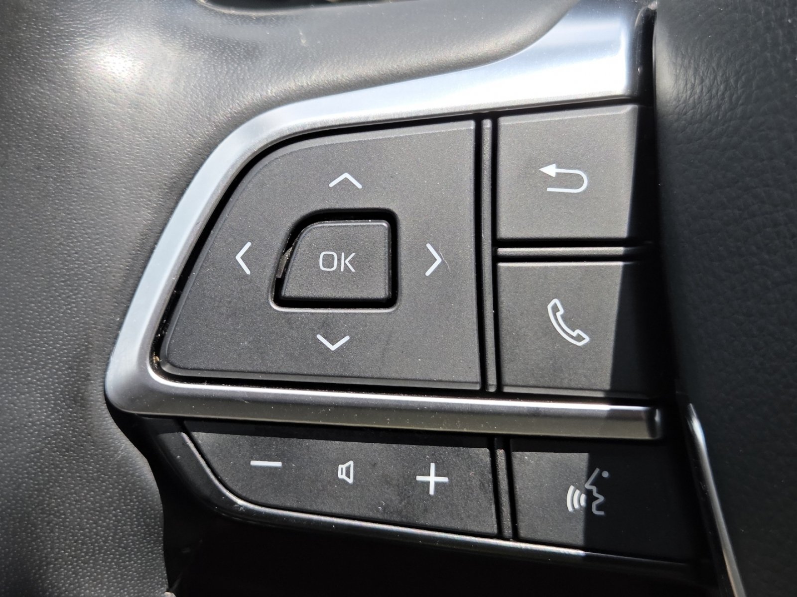 Used 2020 Toyota Highlander XLE AWD/4WD image 14