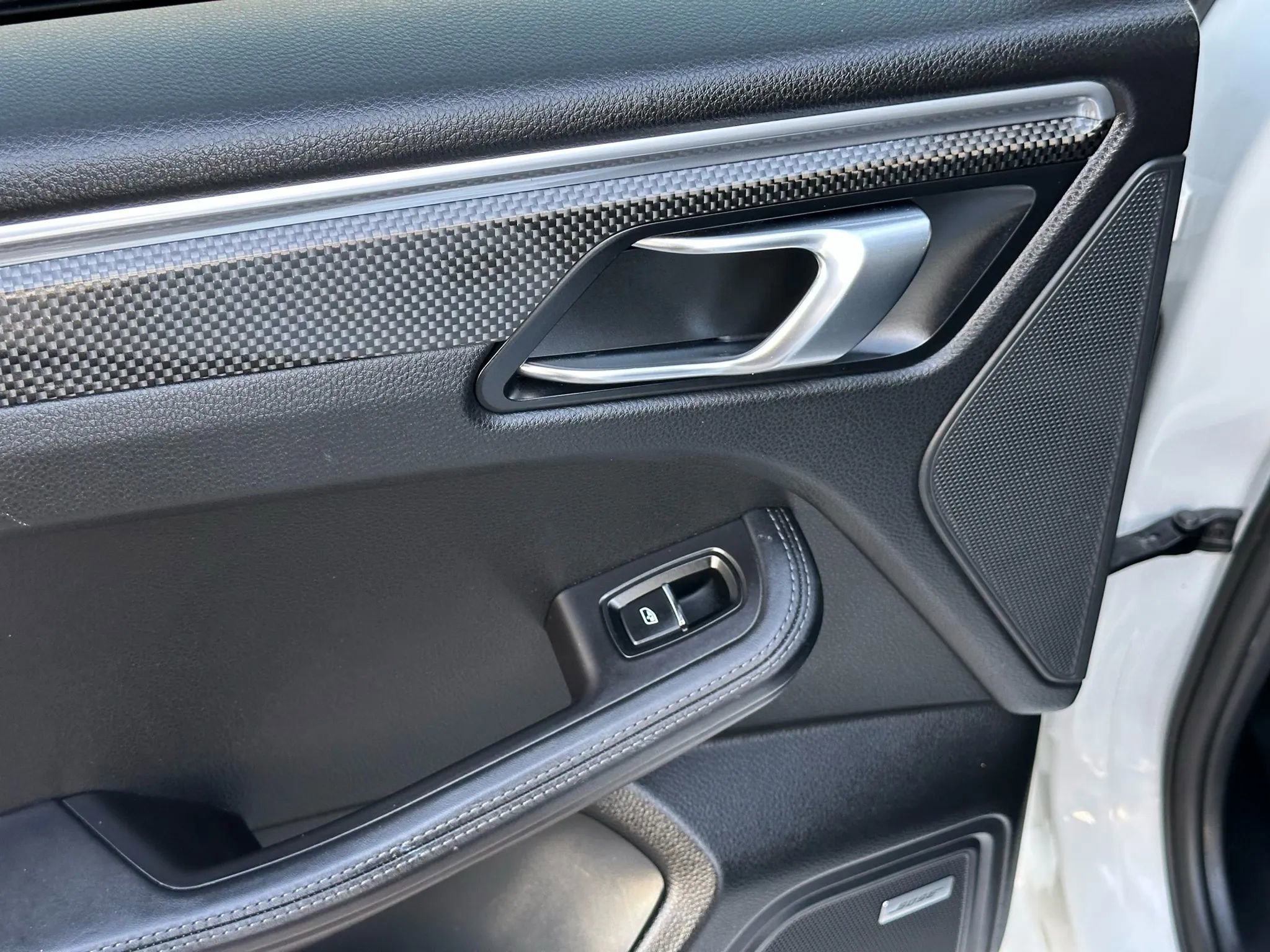 Used 2017 Porsche Macan Turbo image 18