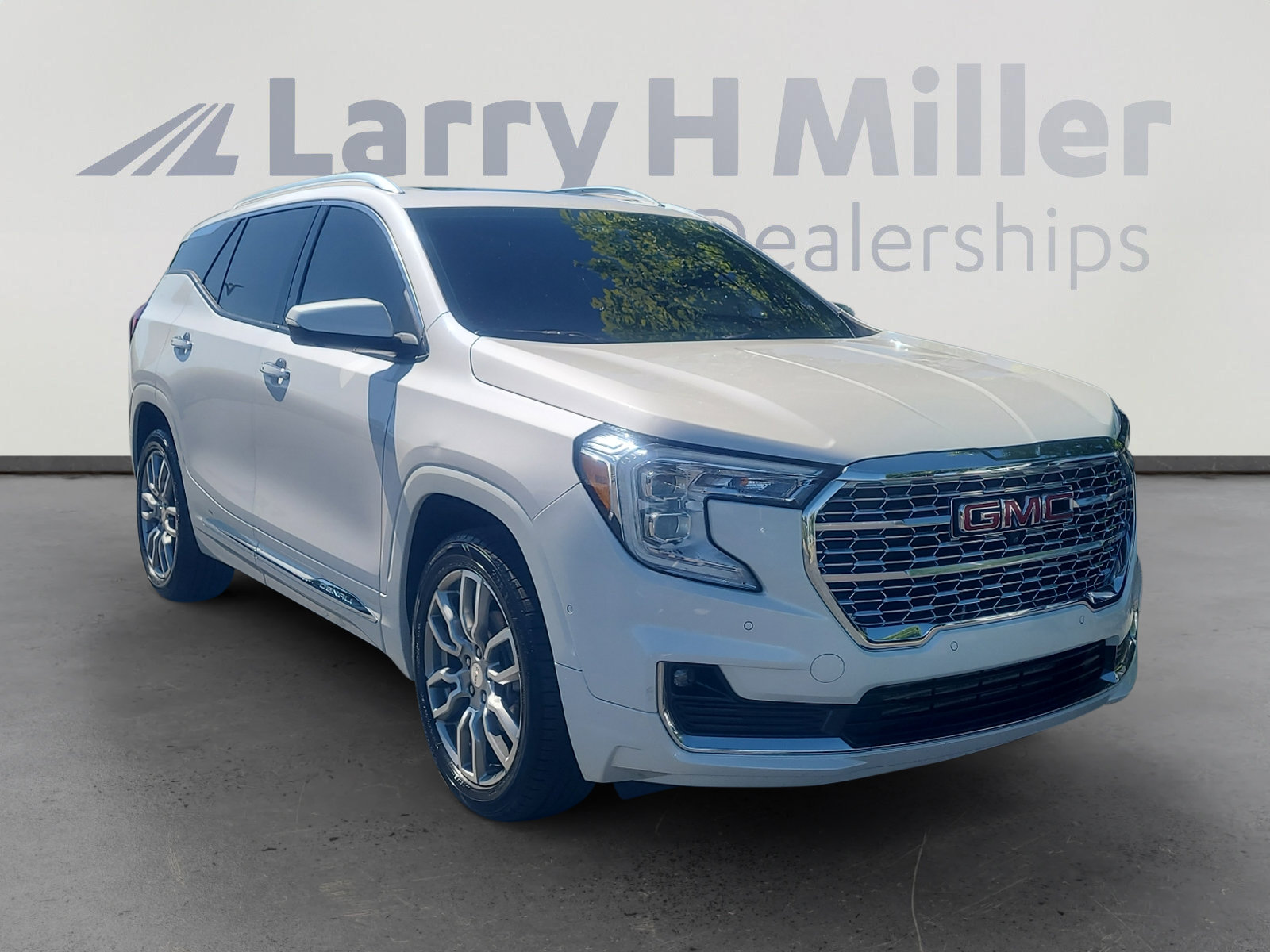 Used 2022 GMC Terrain Denali w/ Denali Premium Package AWD/4WD image 7