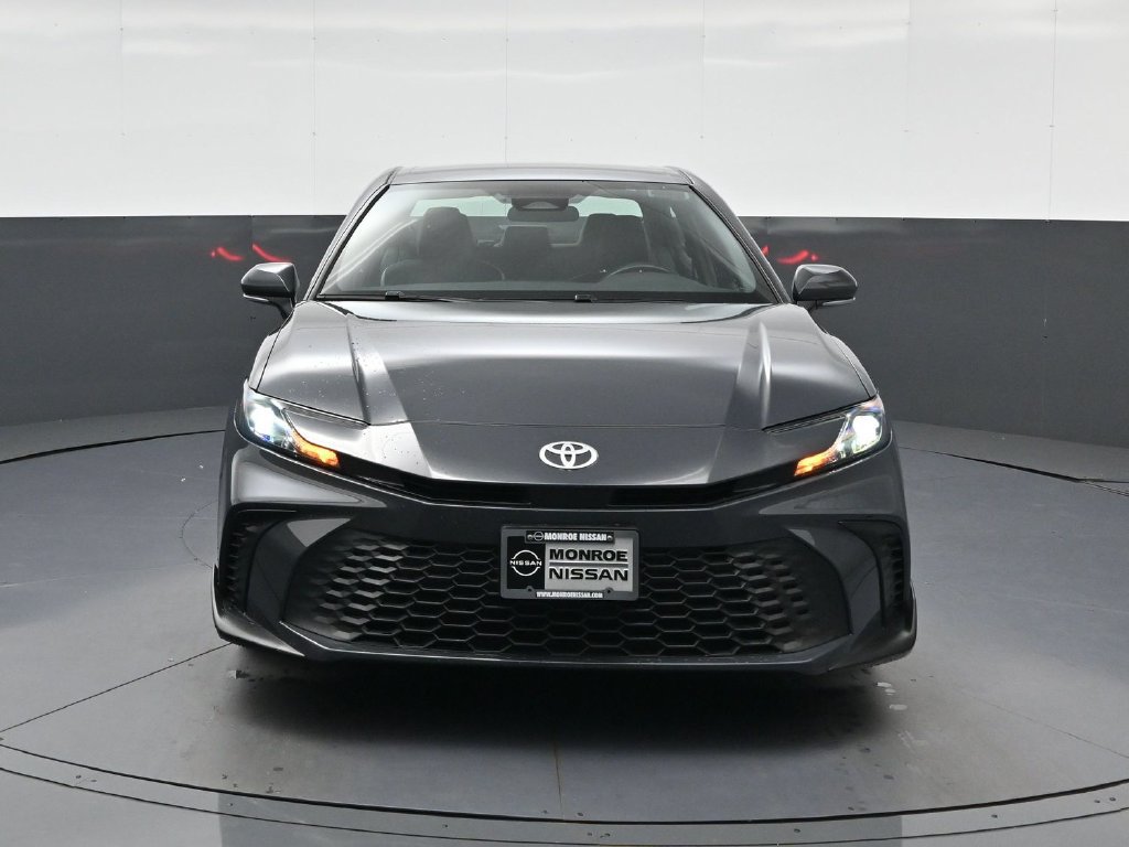 Used 2025 Toyota Camry SE FWD image 3