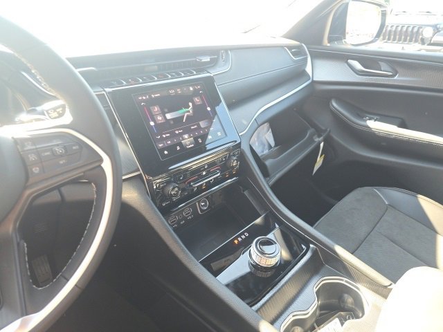 New 2025 Jeep Grand Cherokee Altitude image 24