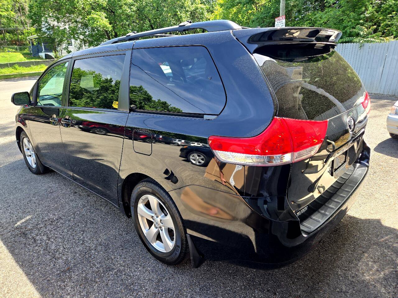 Used 2014 Toyota Sienna LE image 3