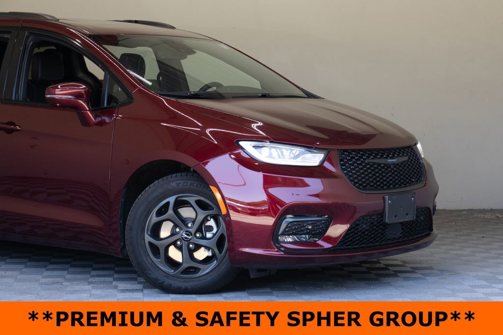 Used 2021 Chrysler Pacifica Limited w/ Uconnect Theater Family Group FWD image 3