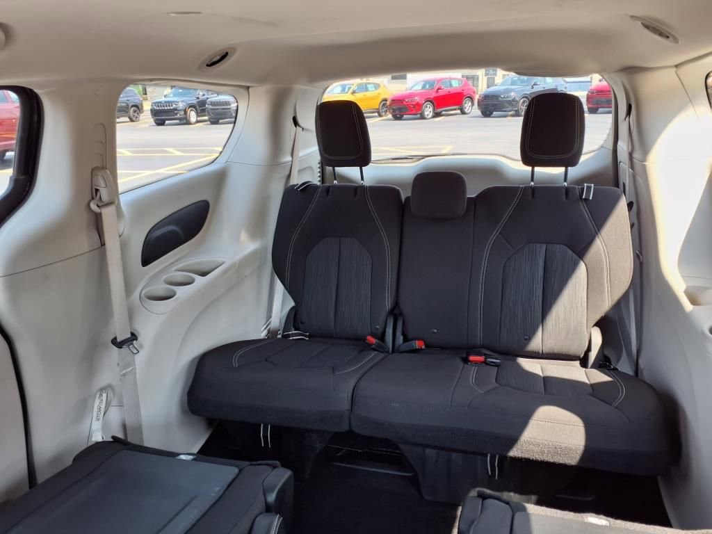 Used 2020 Chrysler Voyager LX image 18