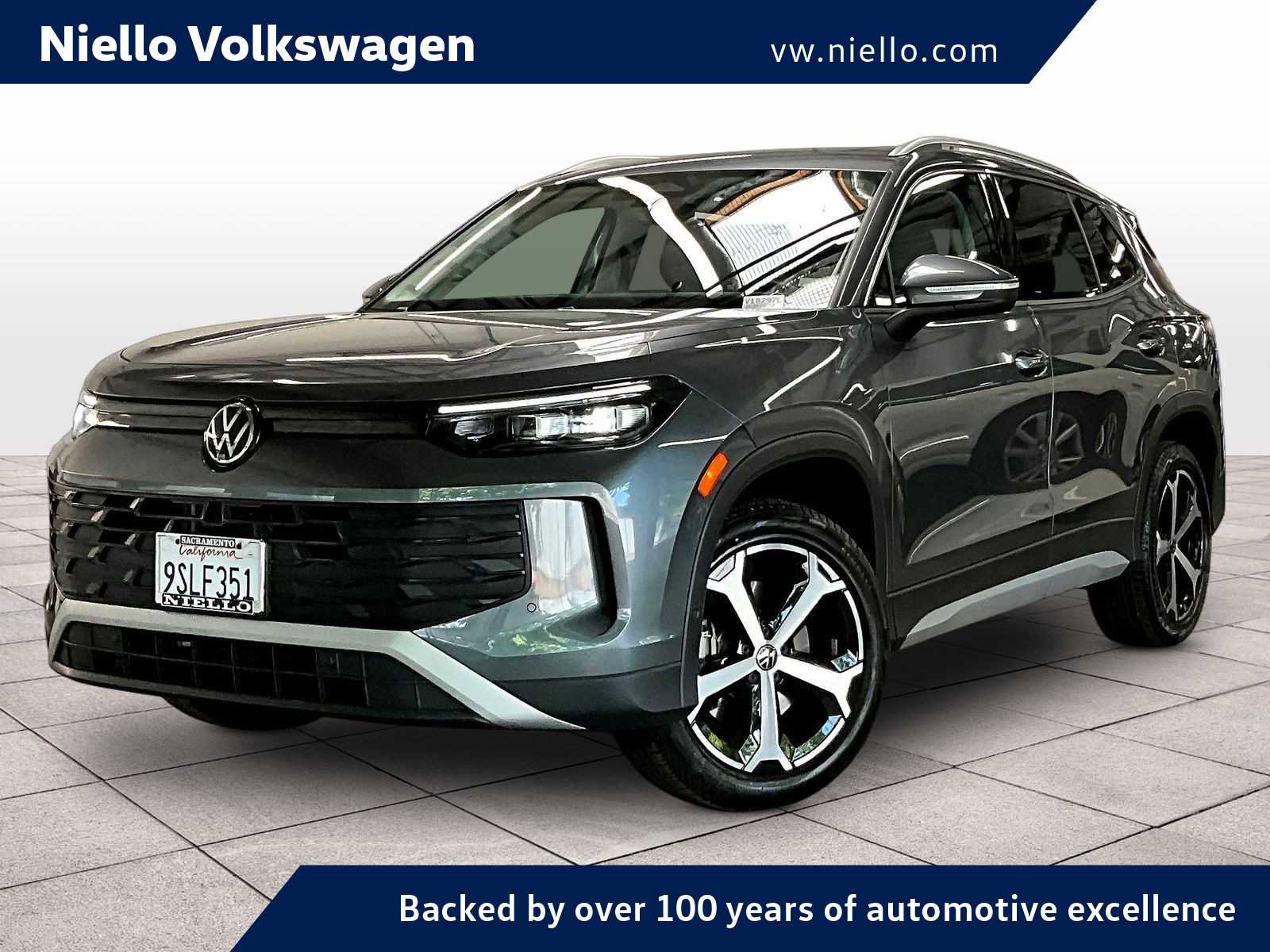 Used 2025 Volkswagen Tiguan SE w/ Panoramic Sunroof Package image 1