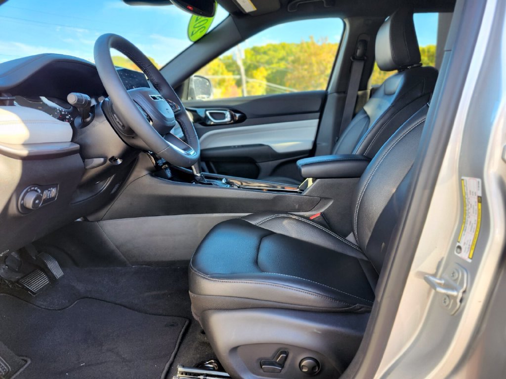 Used 2026 Jeep Compass Limited AWD/4WD image 18