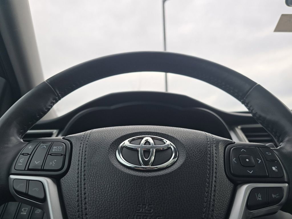 Used 2017 Toyota Highlander Limited image 29
