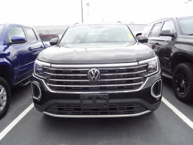 Used 2025 Volkswagen Atlas SE AWD/4WD image 2