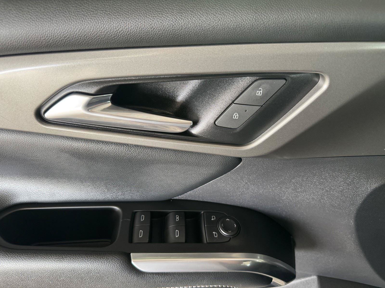 Used 2025 Chevrolet Traverse LT FWD image 26