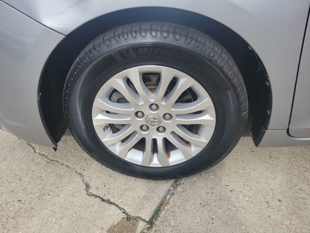 Used 2013 Toyota Sienna XLE w/ Entertainment Pkg image 35