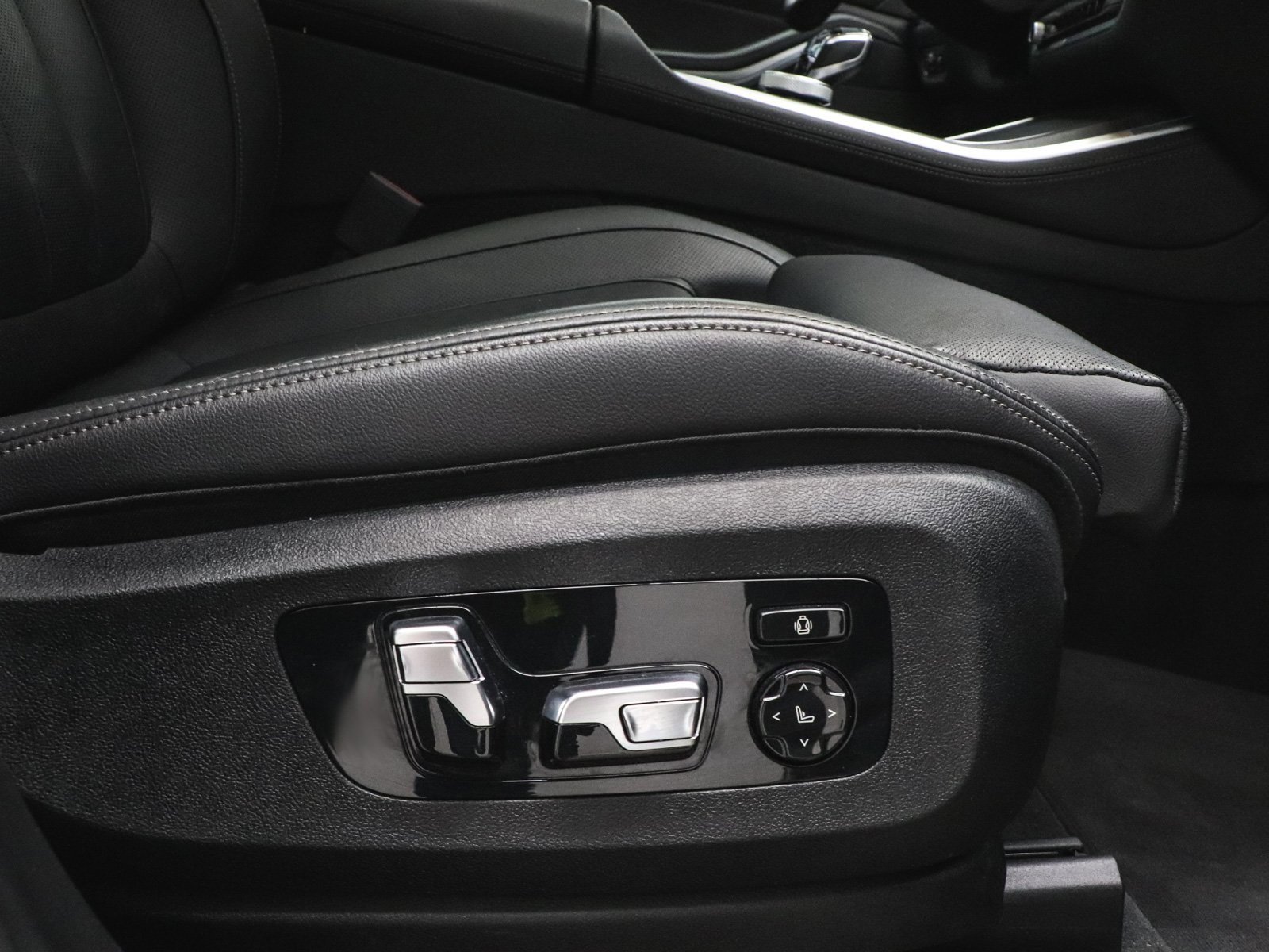 Used 2022 BMW X5 M50i w/ Executive Package image 29