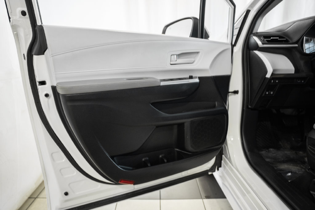 Used 2025 Toyota Sienna LE FWD image 25