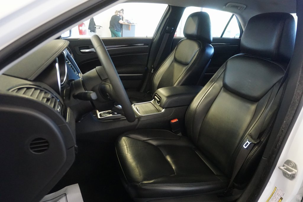 Used 2023 Chrysler 300 Touring L image 18