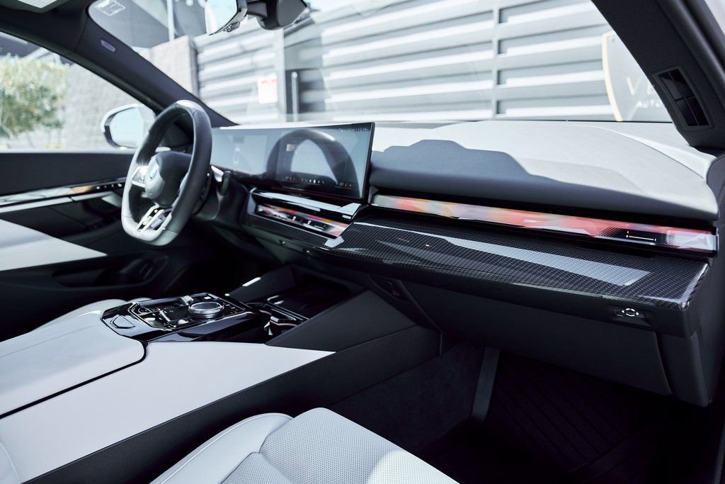 Used 2026 BMW 550e xDrive image 38