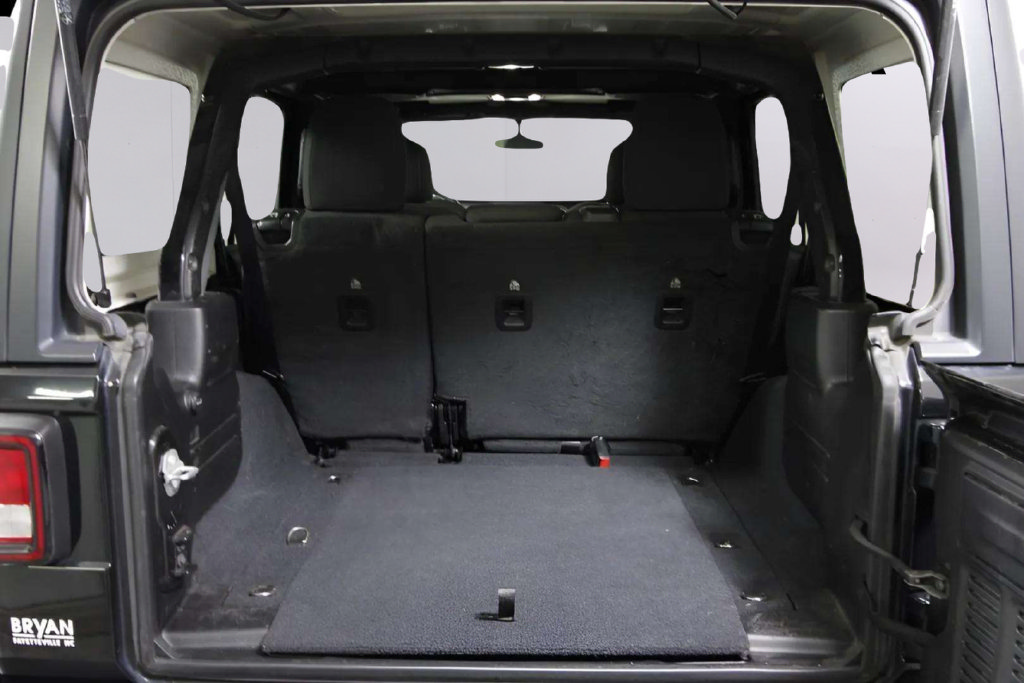 Used 2021 Jeep Wrangler Unlimited Sahara AWD/4WD image 14