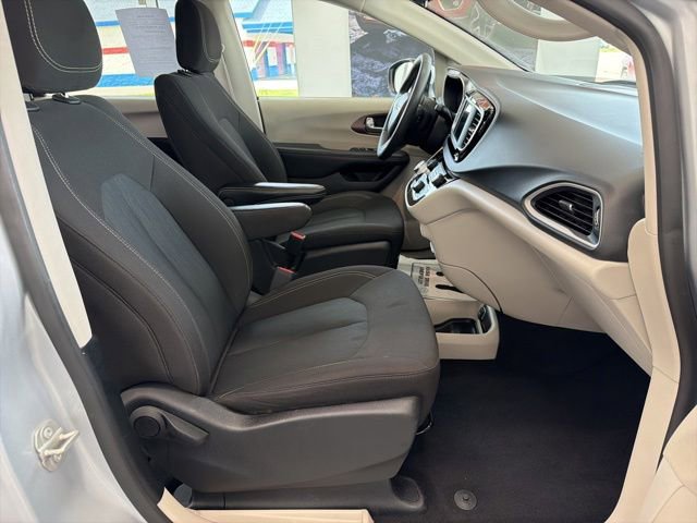 Used 2023 Chrysler Voyager LX FWD image 13