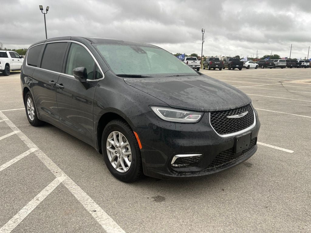 Used 2024 Chrysler Pacifica Touring-L FWD image 7