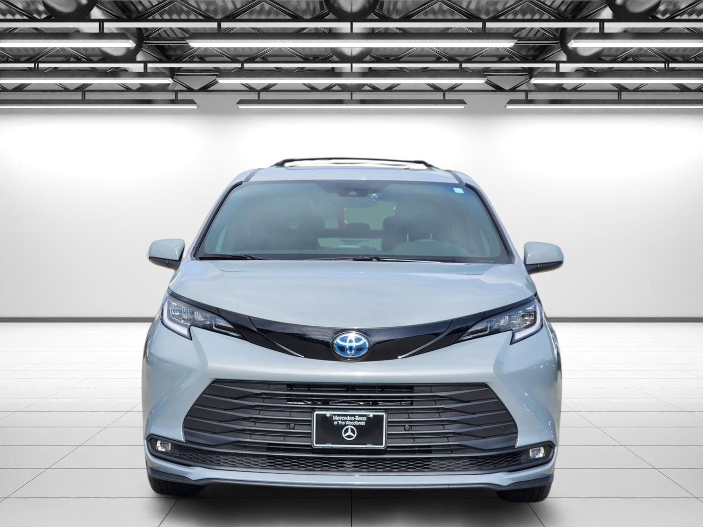 Used 2025 Toyota Sienna XLE Woodland Edition image 4