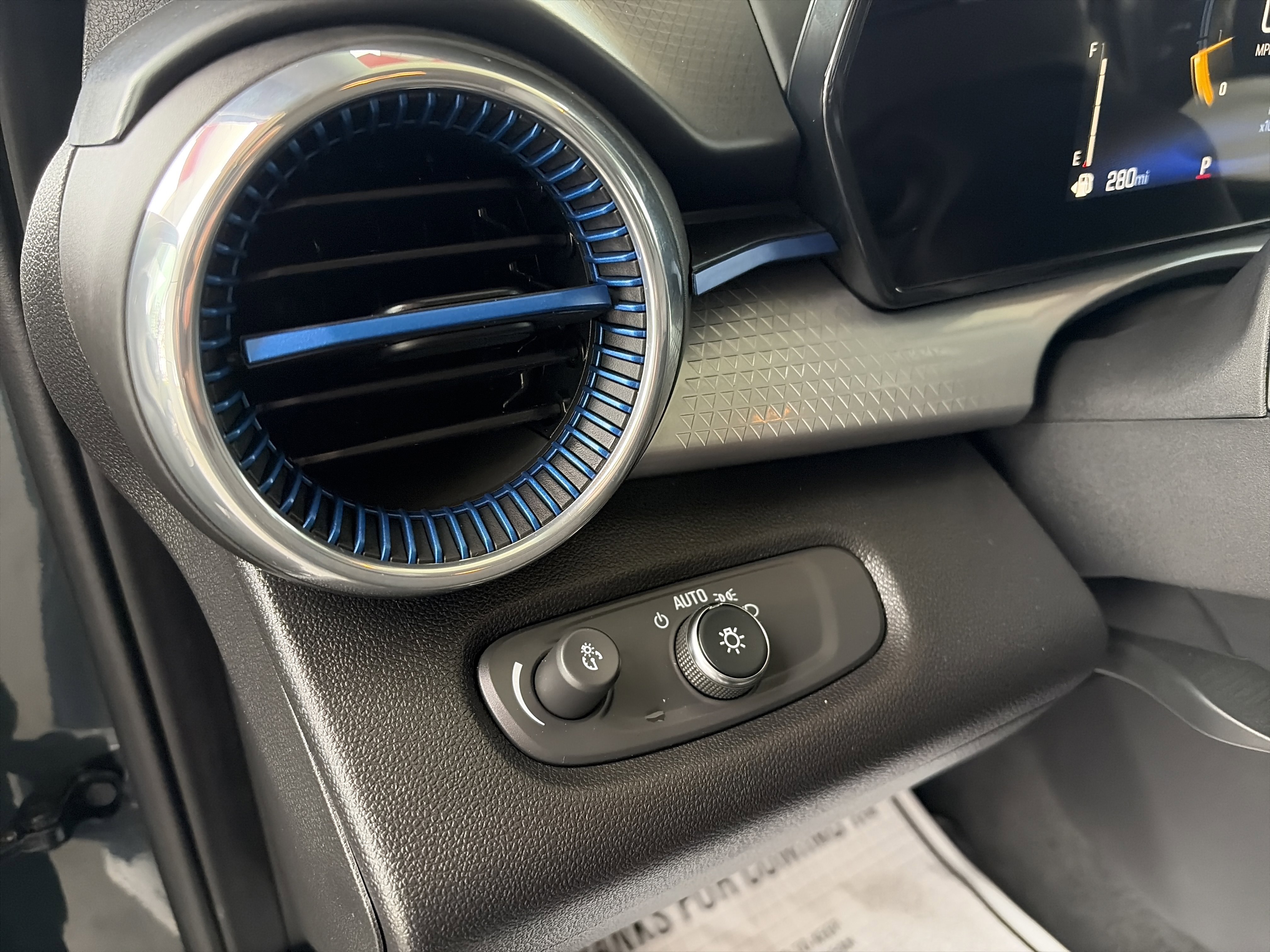 Used 2025 Chevrolet Trax LT image 10