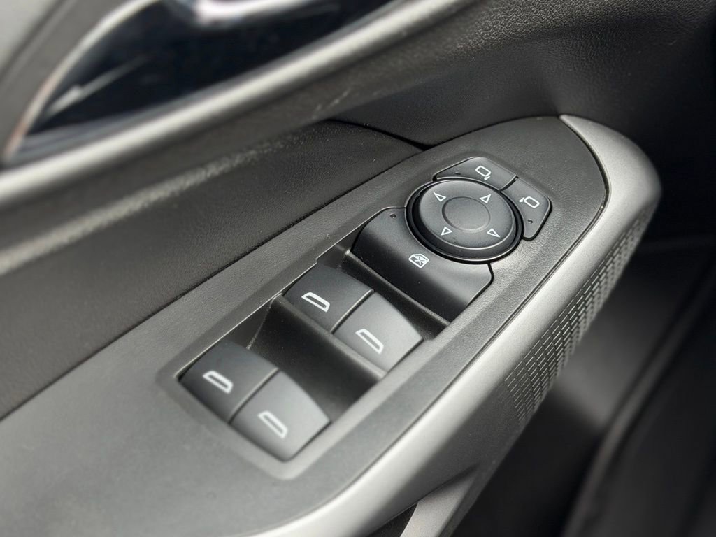 Used 2024 Chevrolet Trax LS w/ LS Convenience Package FWD image 15