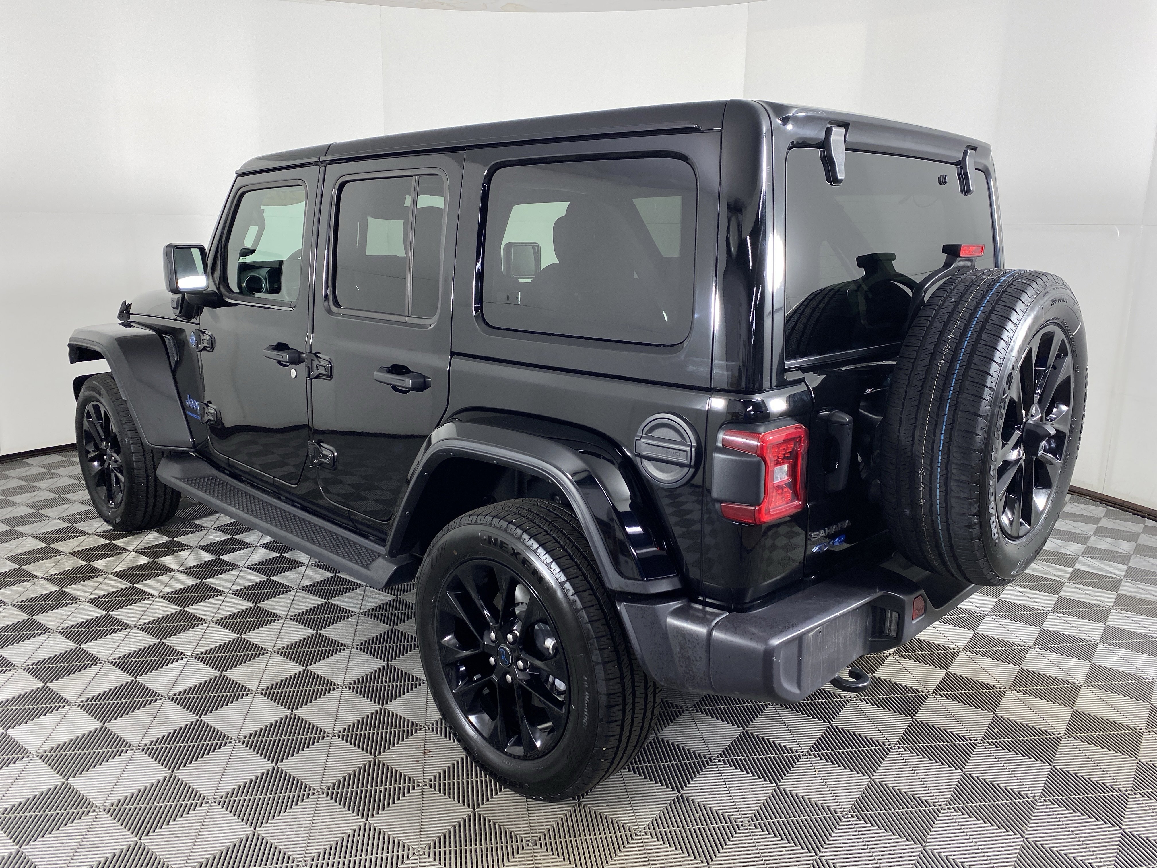 Used 2025 Jeep Wrangler Sahara AWD/4WD image 9
