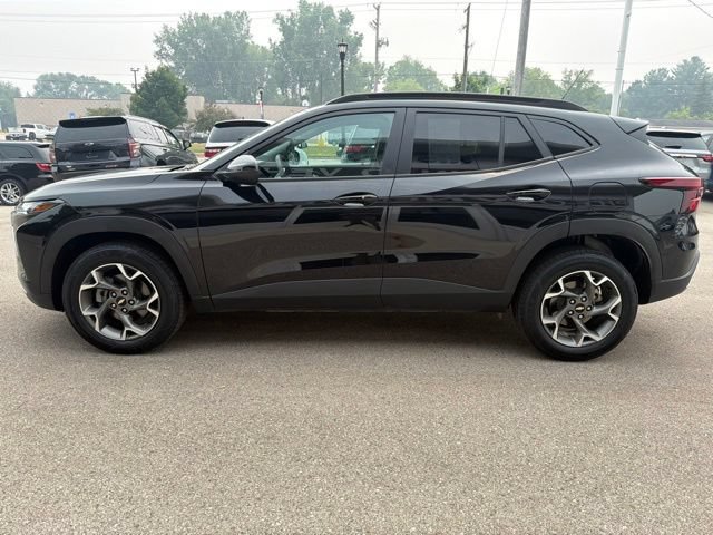 Used 2025 Chevrolet Trax LT w/ Sunroof Package FWD image 6