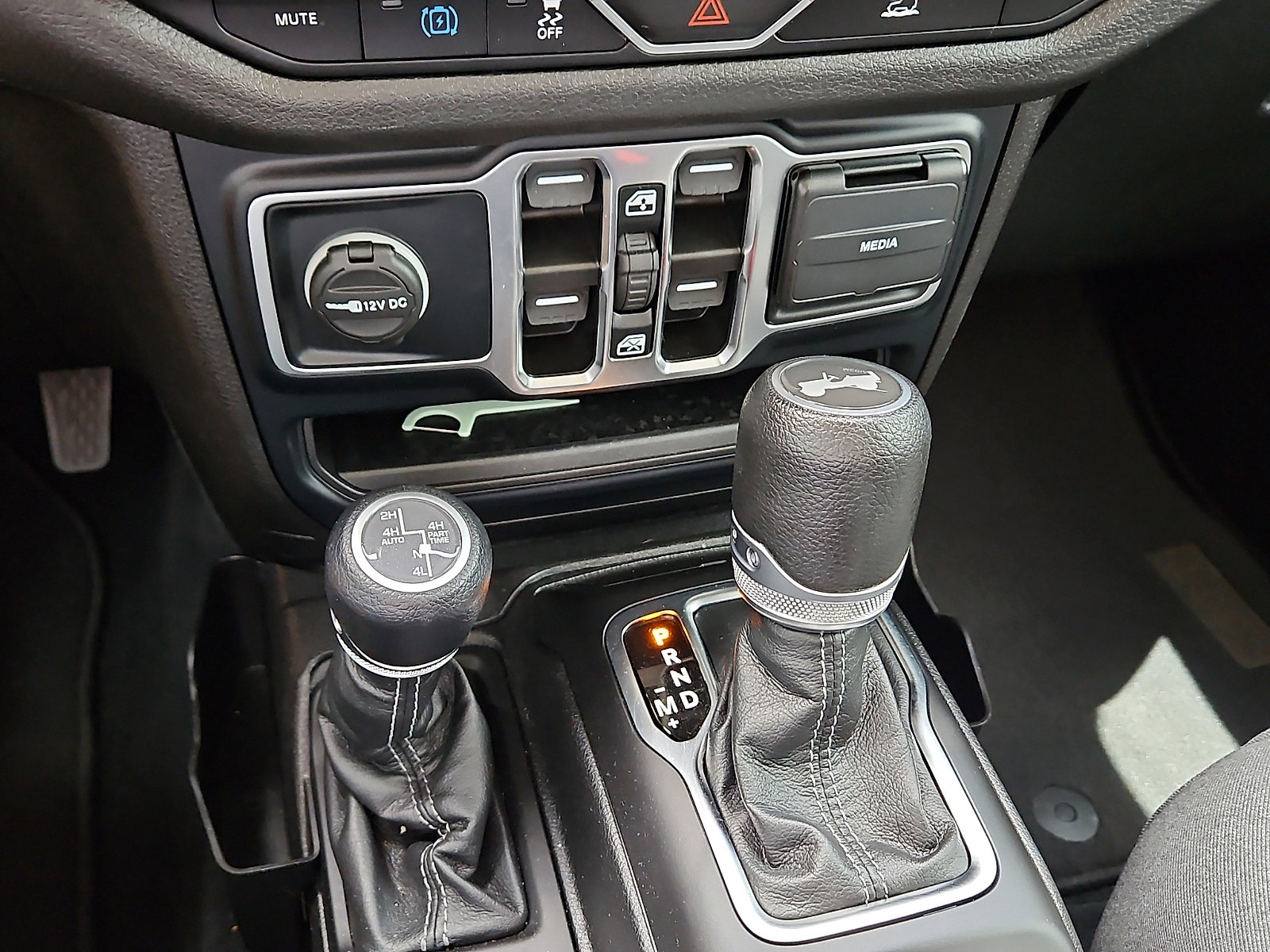 Used 2024 Jeep Wrangler Unlimited w/ Convenience Group AWD/4WD image 13