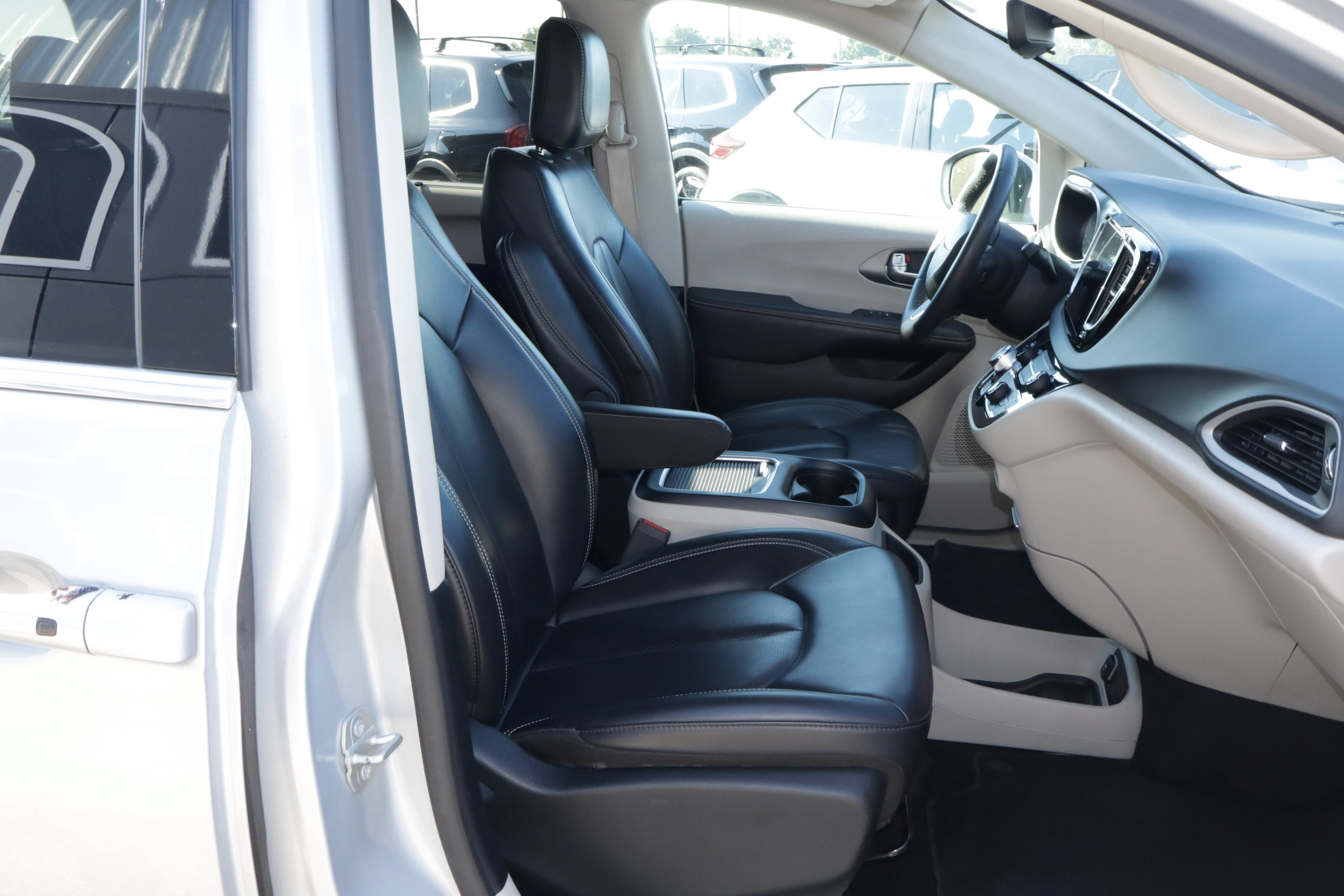 Used 2023 Chrysler Pacifica Touring-L FWD image 26