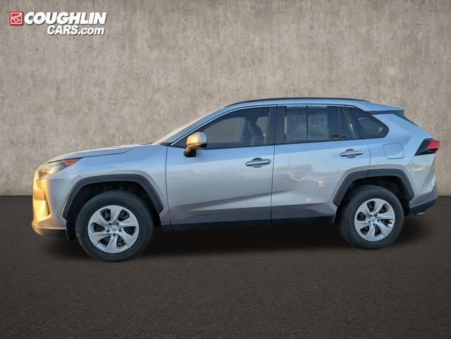 Used 2020 Toyota RAV4 LE image 4