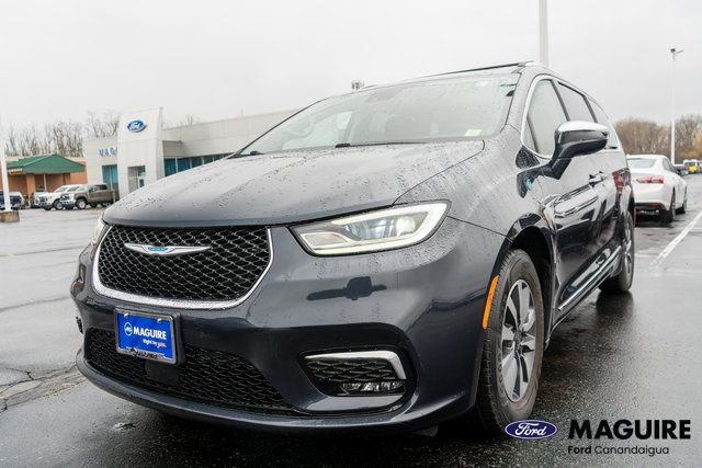 Used 2021 Chrysler Pacifica Limited w/ Uconnect Theater Family Group image 3