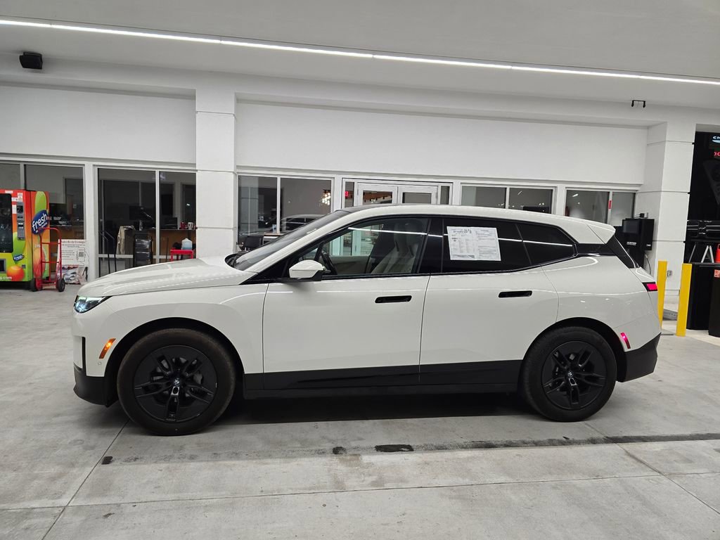 Used 2023 BMW iX xDrive50 AWD/4WD image 3