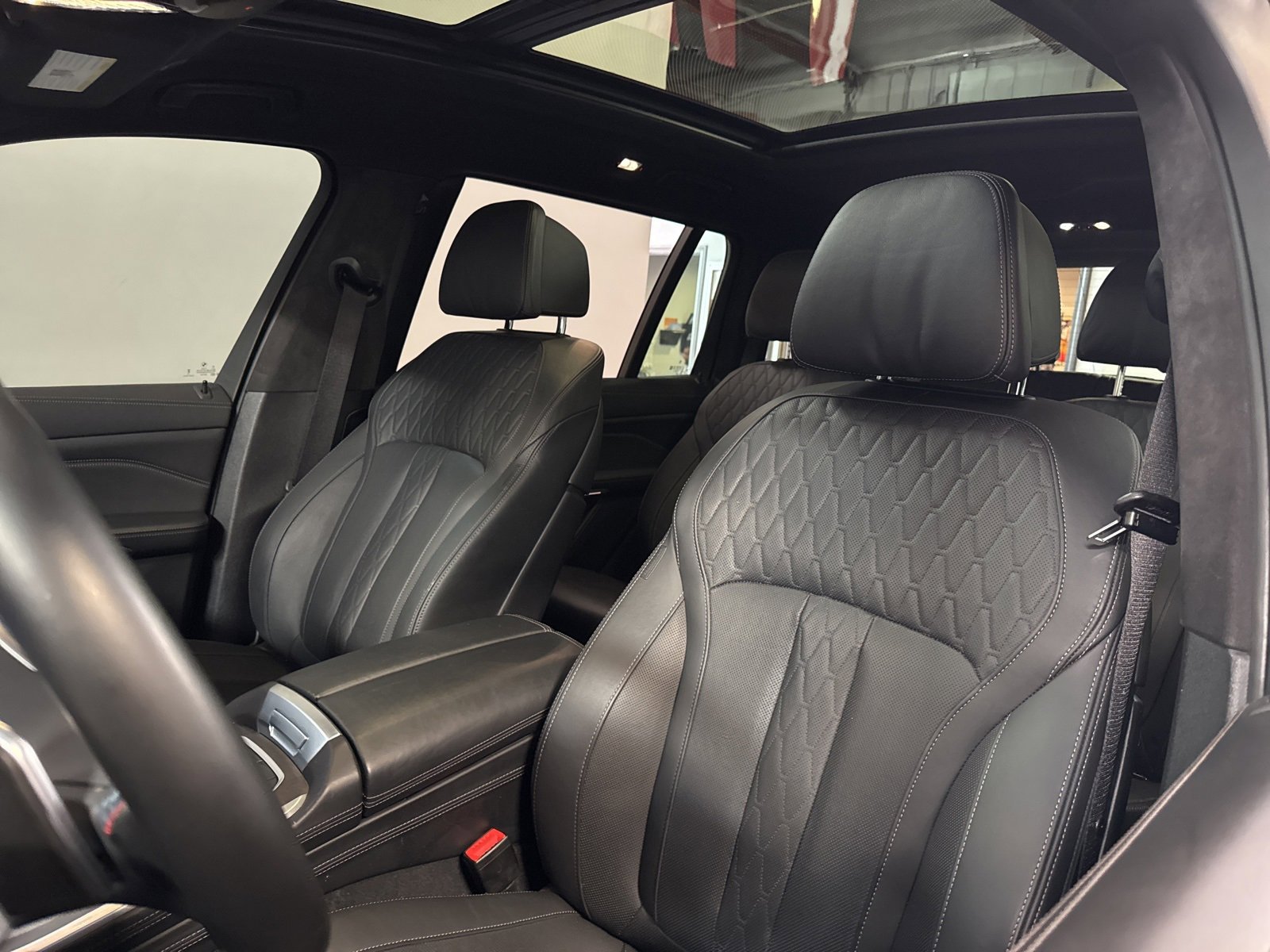 Used 2023 BMW X7 M60i w/ Executive Package image 9