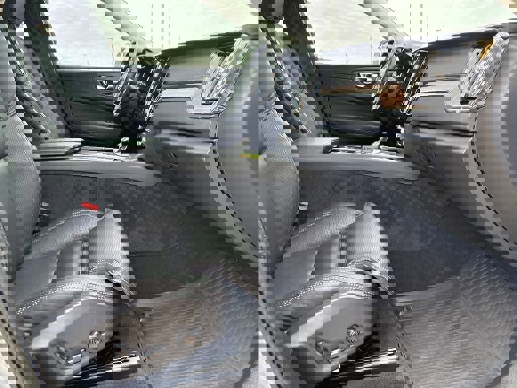 Used 2023 Volvo XC60 B5 Ultimate w/ Climate Package image 35