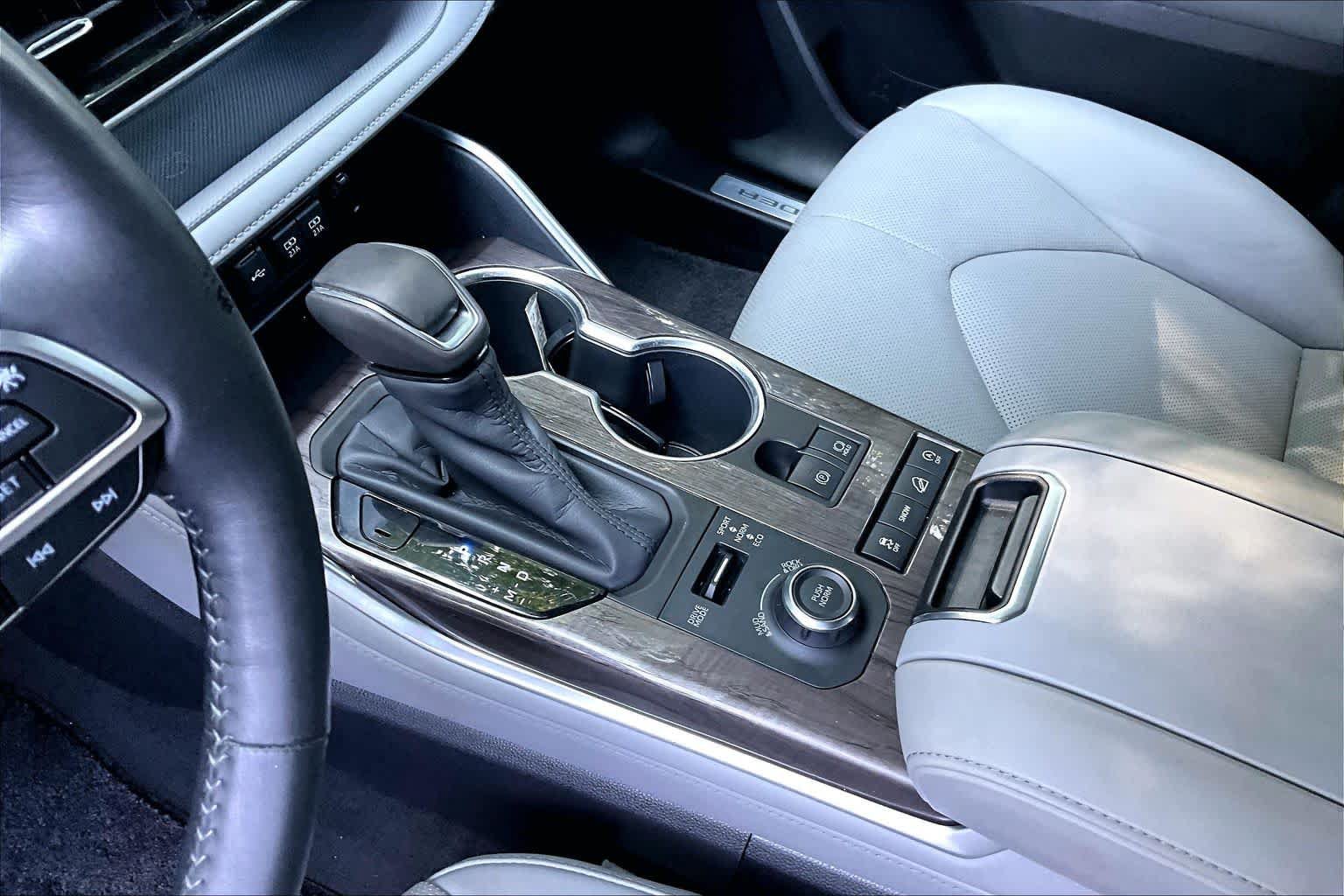 Certified 2020 Toyota Highlander Limited AWD/4WD image 16
