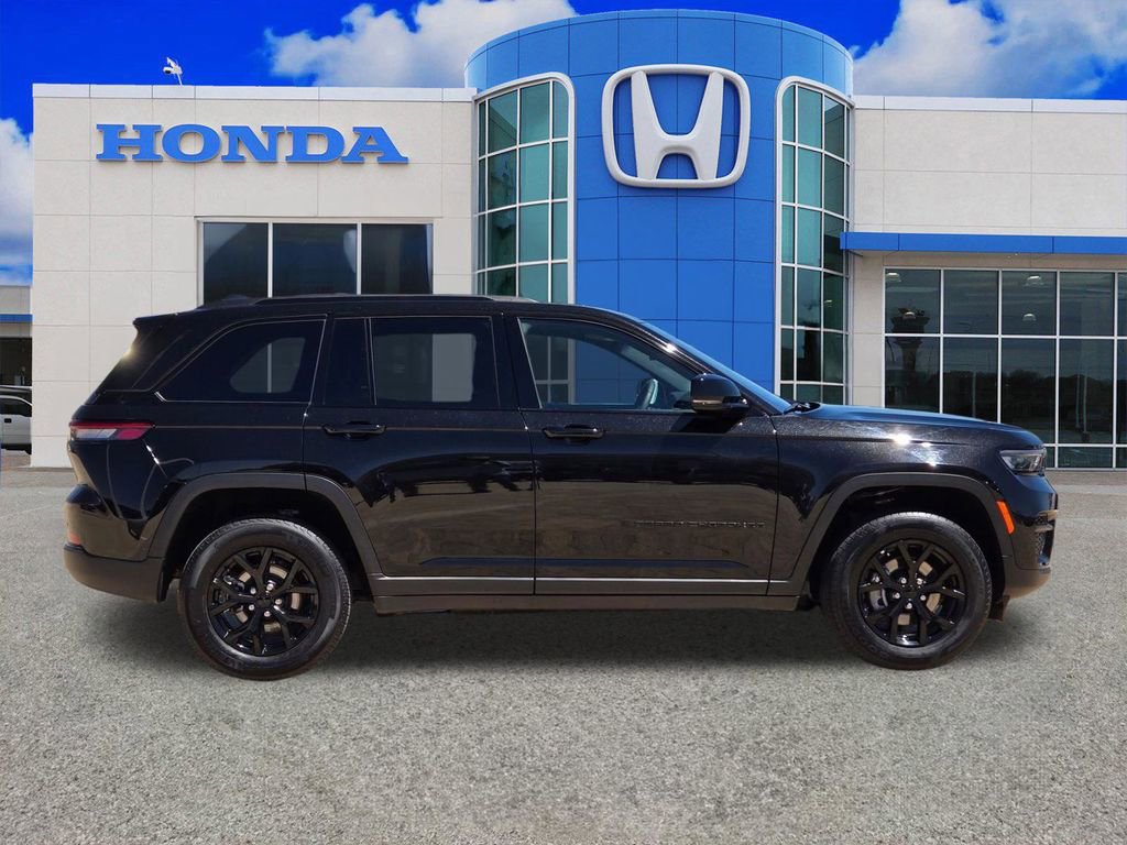 Used 2025 Jeep Grand Cherokee Altitude AWD/4WD image 2