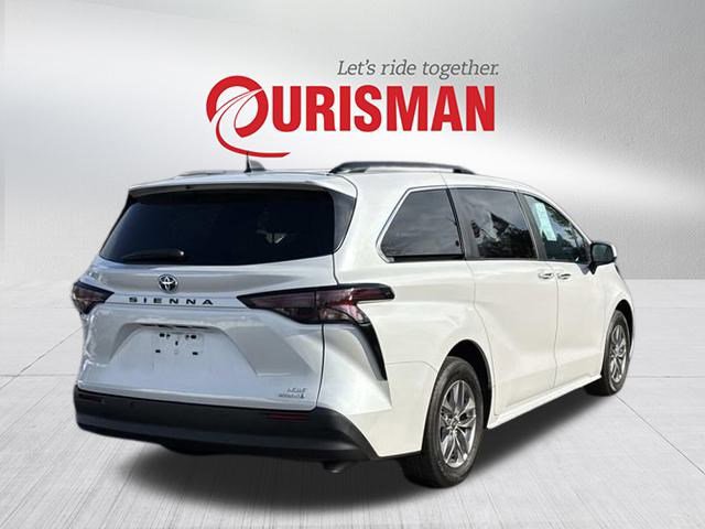 Used 2024 Toyota Sienna XLE image 2