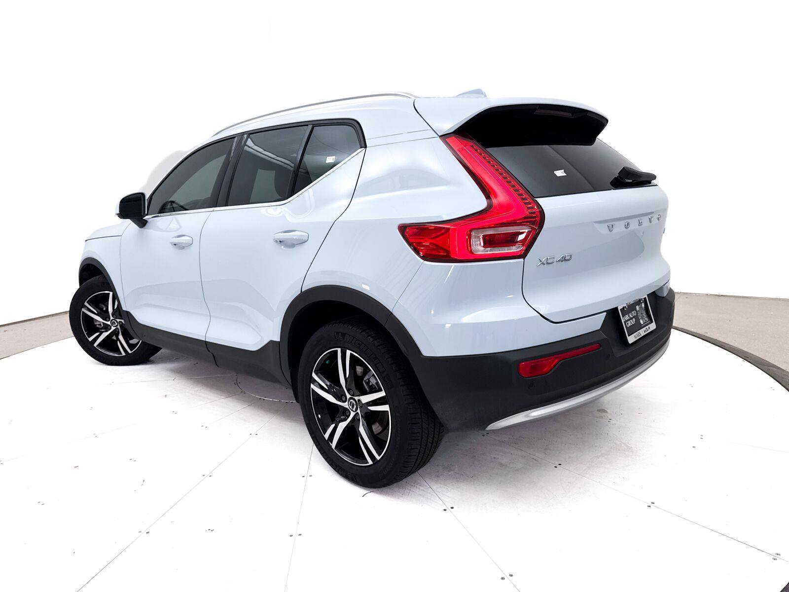 Used 2024 Volvo XC40 B5 Core AWD/4WD image 2