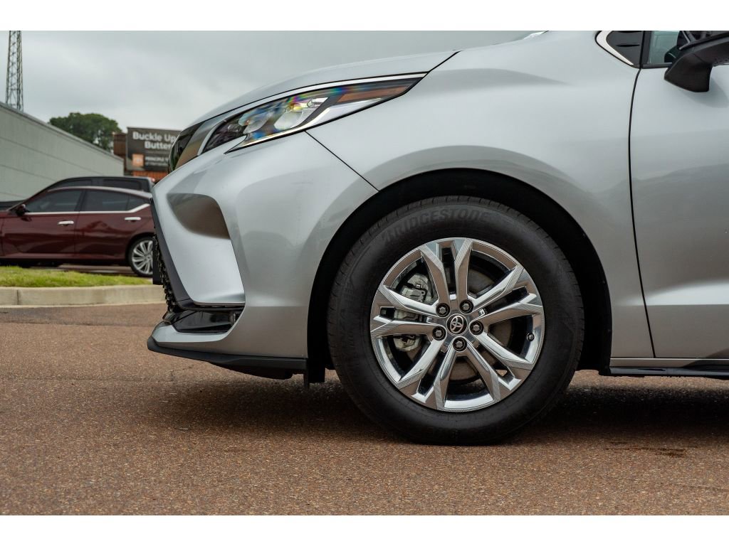 Used 2023 Toyota Sienna XSE AWD/4WD image 10