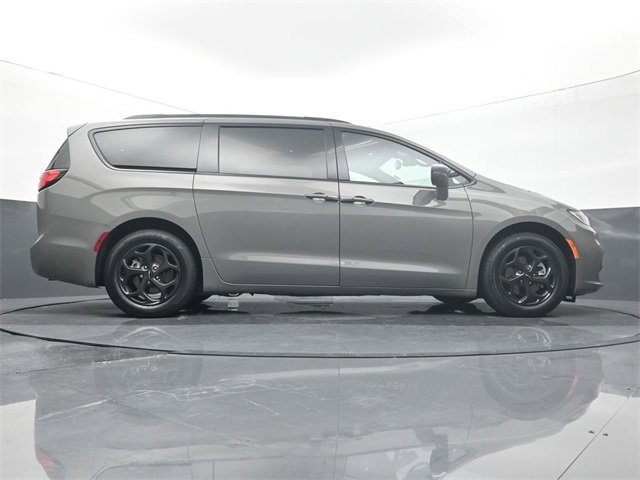 Used 2021 Chrysler Pacifica Touring-L w/ S Appearance Package image 12