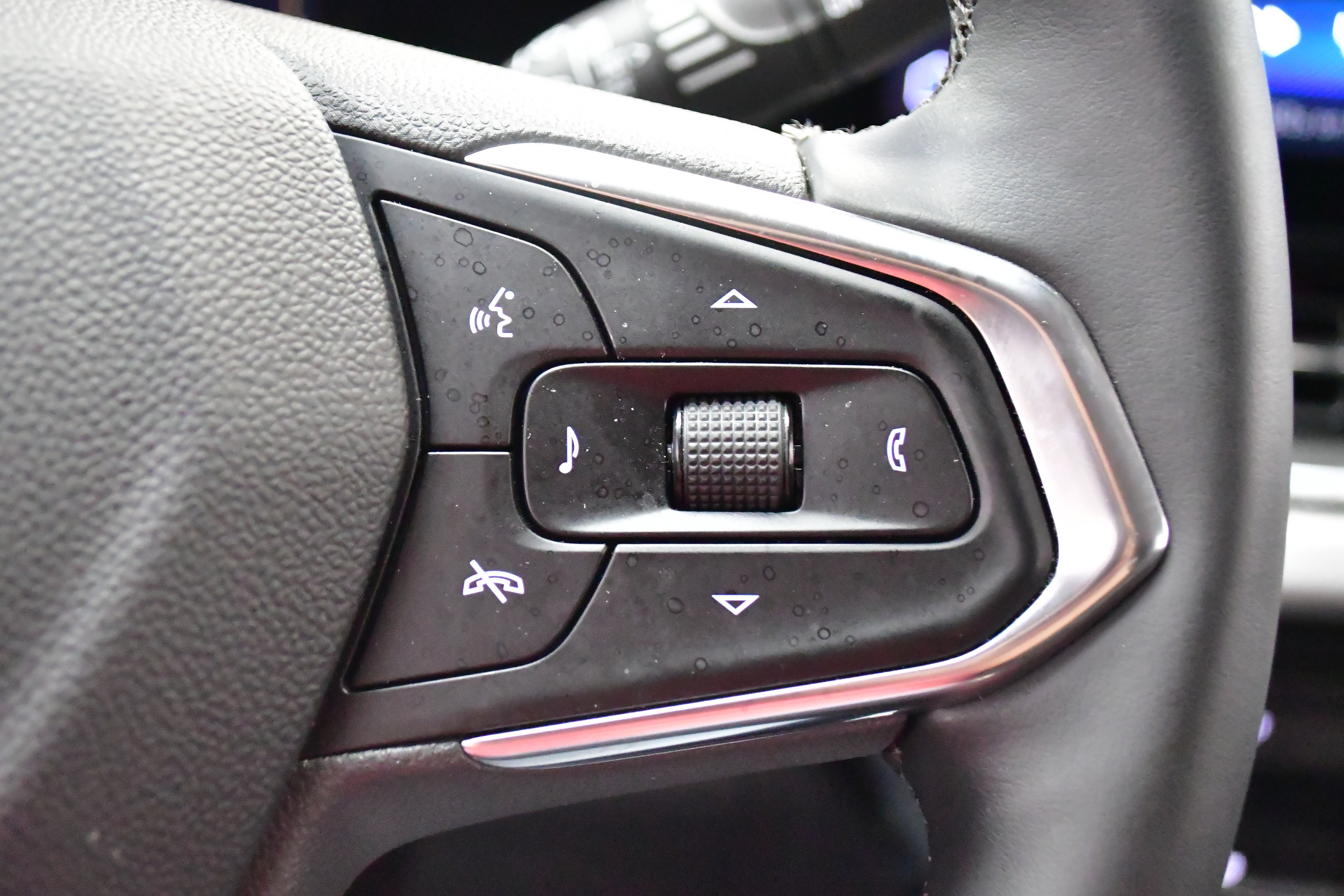 Used 2025 Chevrolet Trax LT w/ LT Convenience Package image 36